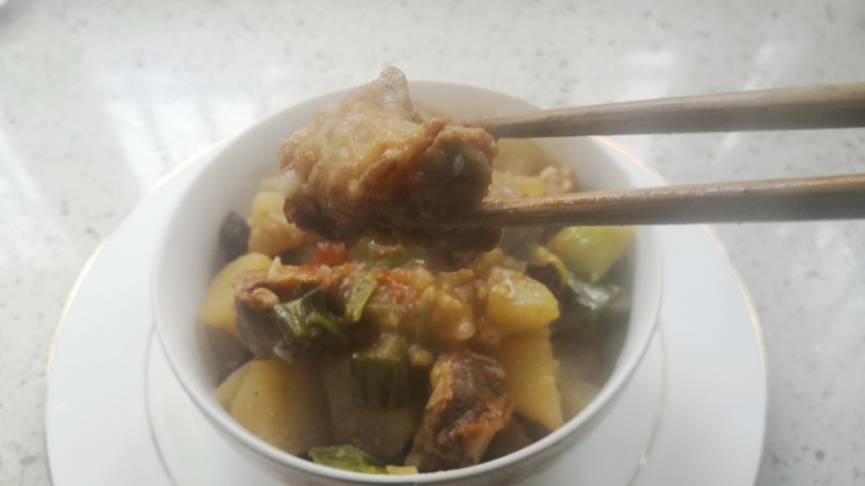 湘味红烧排骨焖土豆,虽然整体没那么鲜艳，但是经过烹饪以后<a style='color:red;display:inline-block;' href='/shicai/ 434'>排骨</a>上沾满<a style='color:red;display:inline-block;' href='/shicai/ 23'>土豆</a>的渣渣，入口即化。香中带辣，真的超级下饭。