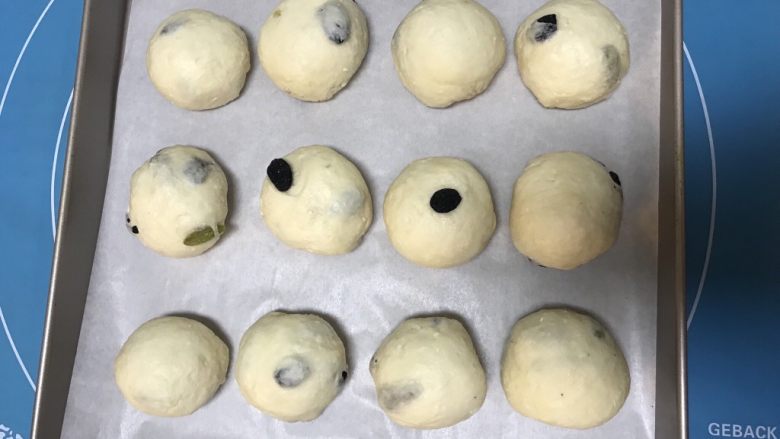 葡萄干早餐小面包,把面团放入不粘模具中,继续二次饧发50分钟