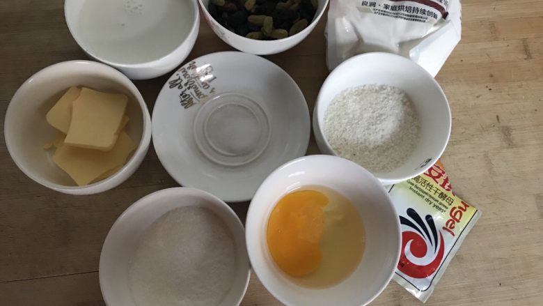 葡萄干早餐小面包,准备好所有食材
18、面包出炉了