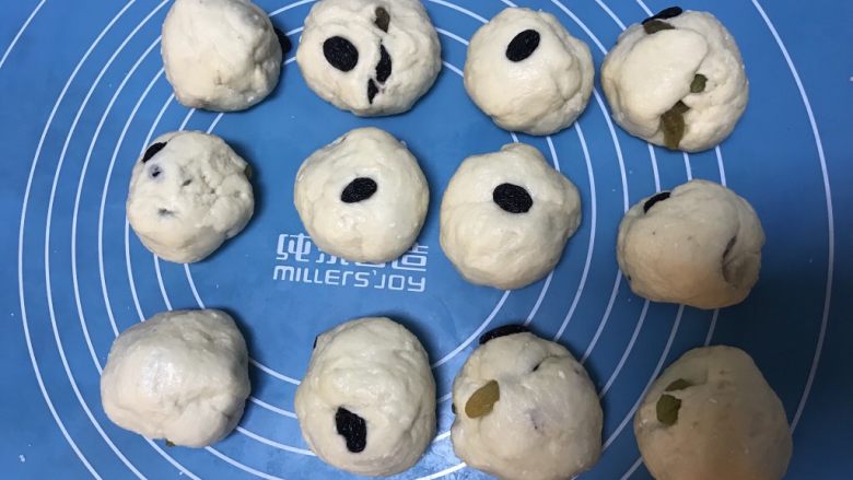 葡萄干早餐小面包,把发好的面分成12等份,松弛10分钟后揉成光滑的面团