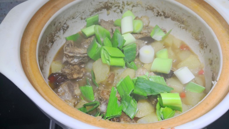 湘味红烧排骨焖土豆,焖5分钟,记得小火哟。