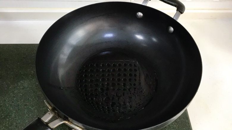 韭菜炒河虾,开火,往锅中倒入适量的食用油。
