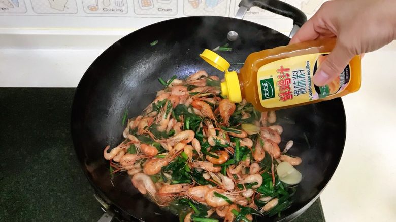韭菜炒河虾,最后倒入1小匙鲜鸡汁调味料,翻炒均匀即可。