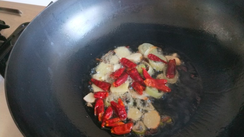 新文美食 干煸虾仁,加入葱姜蒜,<a style='color:red;display:inline-block;' href='/shicai/ 86474'>干辣椒</a>炒均匀。