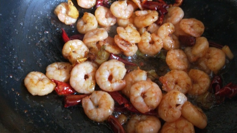 新文美食 干煸虾仁,加入适量料酒。