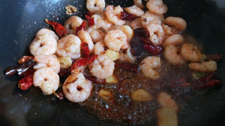 新文美食 干煸虾仁,倒入适量美味鲜酱油。