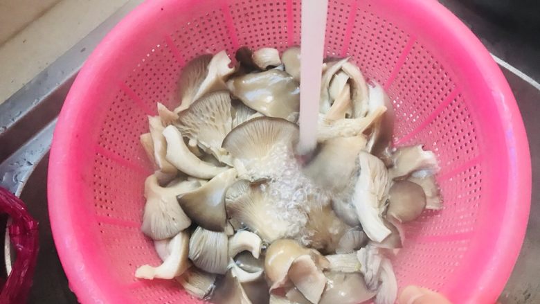 平菇炒蛋,水开后,过冷水,沥干备用