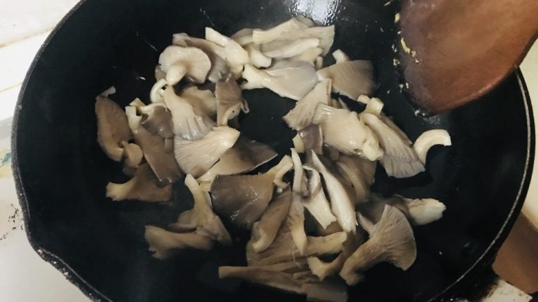 平菇炒蛋,热锅热油,倒入平菇翻炒均匀