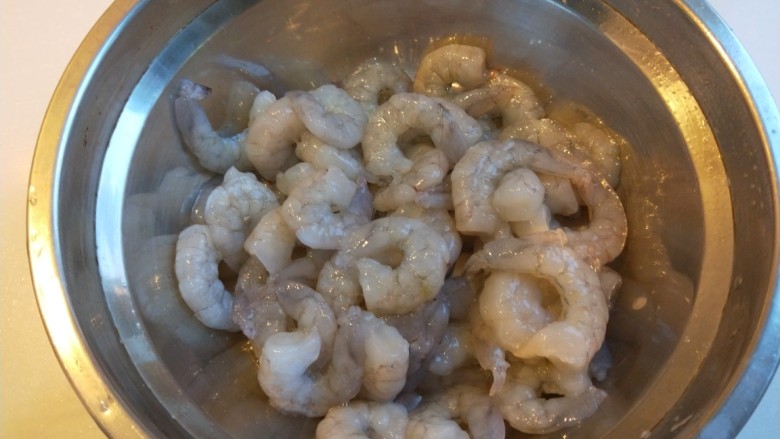 新文美食 干煸虾仁,挑出虾线洗干净控水。