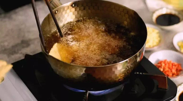 这样的臭豆腐,一次我能吃两份,这是怎么做的,太好吃了!,油温热至6成热,下豆腐炸至金黄