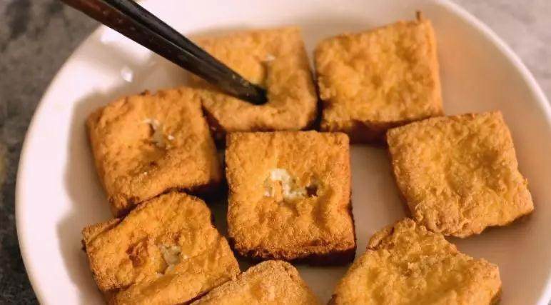 这样的臭豆腐,一次我能吃两份,这是怎么做的,太好吃了!,豆腐沥干油份,用筷子在表面戳个洞