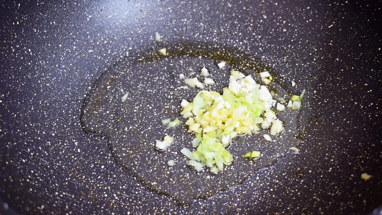 鱼香茄条,锅中倒入适量的食用油烧热,放入葱姜蒜炒出香味