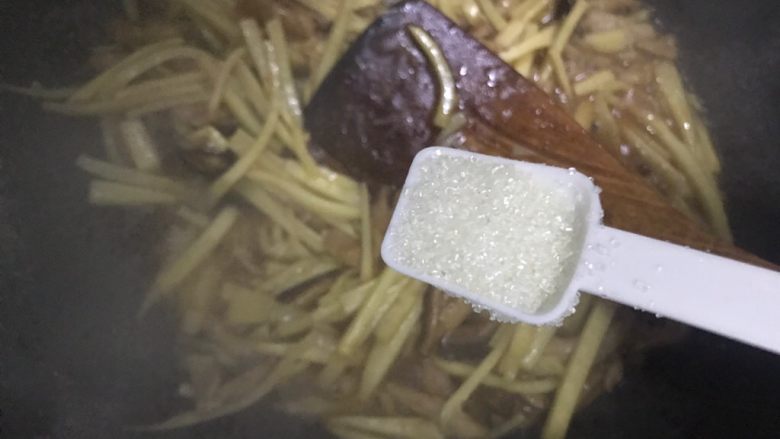 蚝油冬笋香菇炒肉丝,加一小勺细砂糖,翻炒均匀,即可