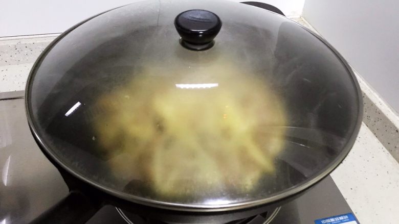 蚝油冬笋香菇炒肉丝,盖上锅盖转小火,焖煮2分钟