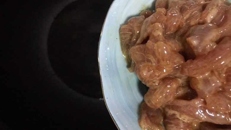 蚝油冬笋香菇炒肉丝,待锅内油七分热时,下猪肉