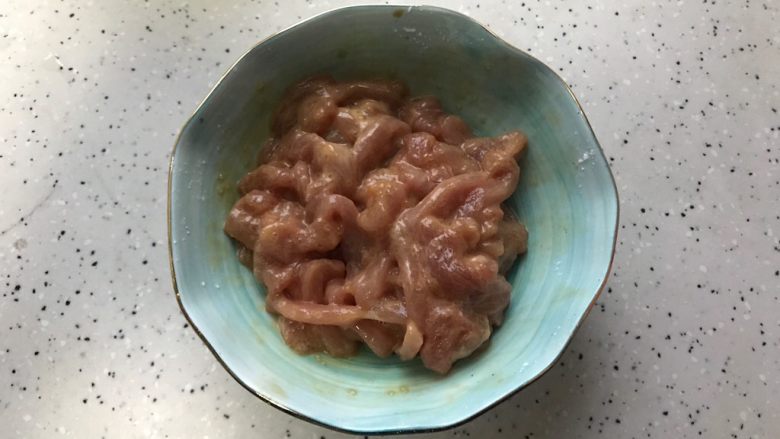 蚝油冬笋香菇炒肉丝,抓均匀,腌制,备用