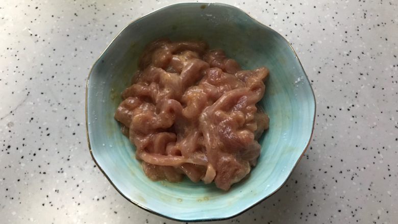 蚝油冬笋香菇炒肉丝,抓均匀，腌制，备用