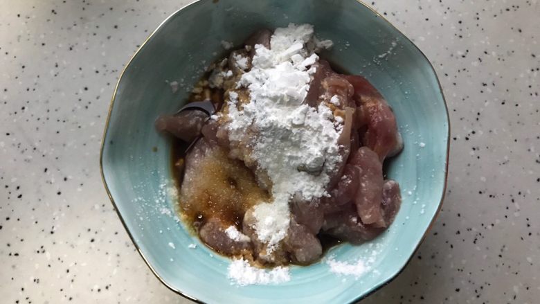 蚝油冬笋香菇炒肉丝,猪肉洗净之后切成丝,加适量料酒,生抽,淀粉,一丢丢细砂糖,几滴食用油