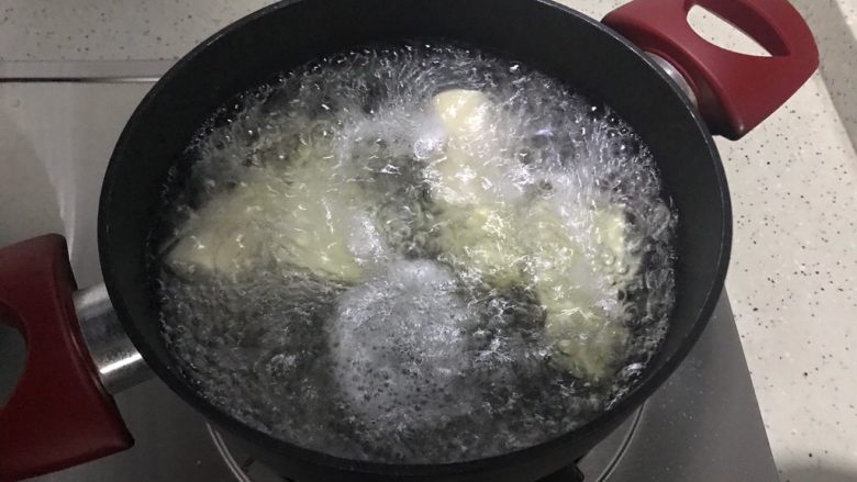 蚝油冬笋香菇炒肉丝,水开后放入冬笋,煮至有白沫