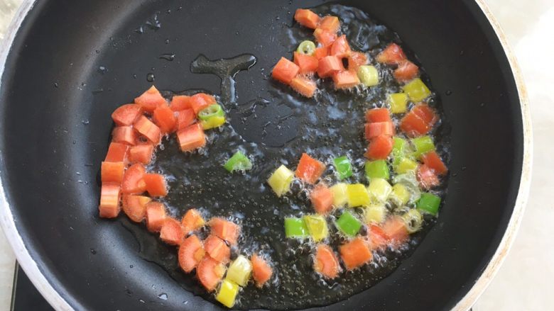 海鲜芝士饭,有一点油温时加葱末跟胡萝卜丁翻炒
