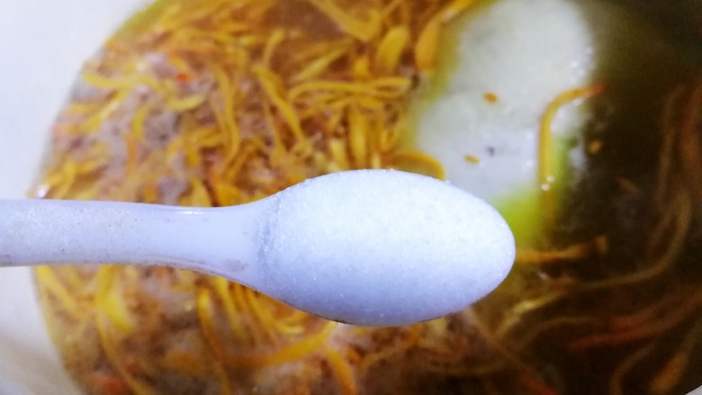 简易版~虫草菇炖鸡腿,接着放入三小勺盐,炖十分钟左右入味儿。