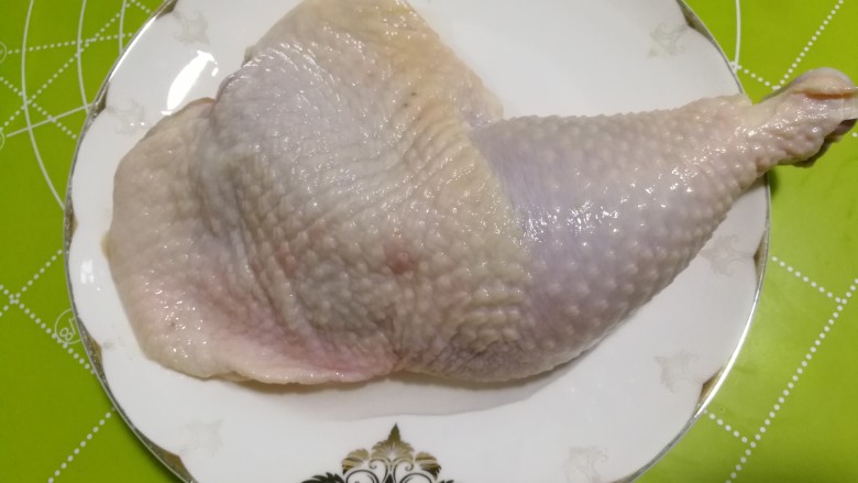 简易版~虫草菇炖鸡腿,新鲜<a style='color:red;display:inline-block;' href='/shicai/ 92'>鸡腿</a>用冷水浸泡,时间长一点,将血水泡出。