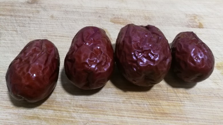 简易版~虫草菇炖鸡腿,<a style='color:red;display:inline-block;' href='/shicai/ 2470'>红枣</a>四颗,切成细条备用,切条后的图片忽略。