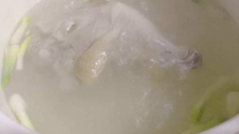 简易版~虫草菇炖鸡腿,大火烧开,然后改小火炖20分钟。