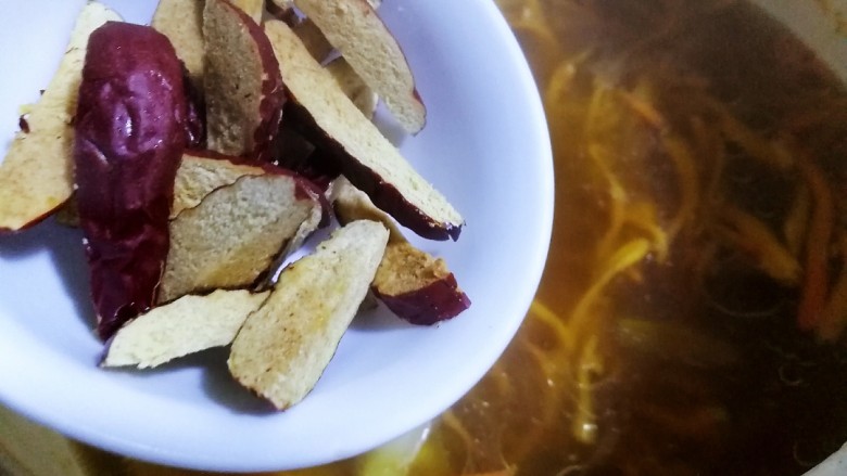 简易版~虫草菇炖鸡腿,最后将切好的枣条倒入,炖几分钟即可。