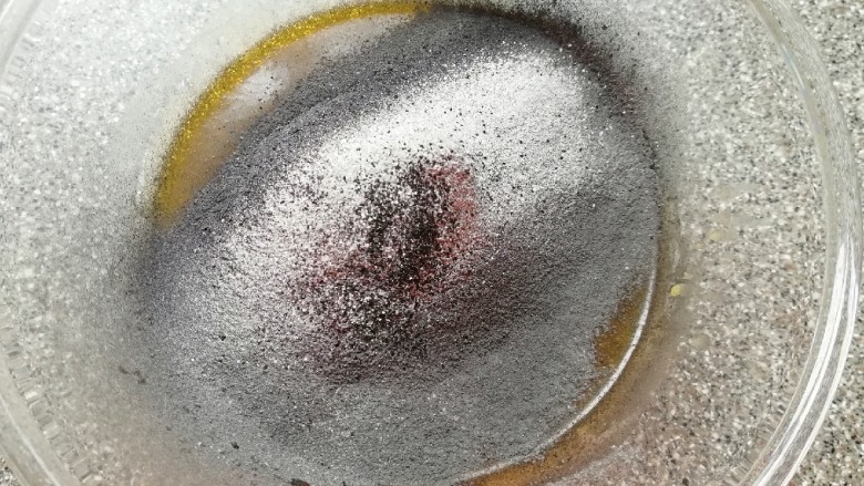 蜂窝煤戚风蛋糕,筛入混合好的竹炭粉和低筋面粉,用手动打蛋器呈“Z”字形来回搅动,切记不要转圈搅拌,以免起筋。