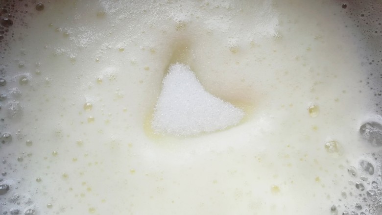 蜂窝煤戚风蛋糕,继续低速打发至泡沫细腻,第二次加入三分之一的细砂糖。