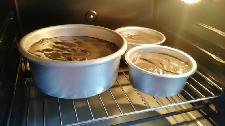 蜂窝煤戚风蛋糕,送入预热好的烤箱,上下管150度烤10分钟,再将上下管转140度继续烤20分钟。