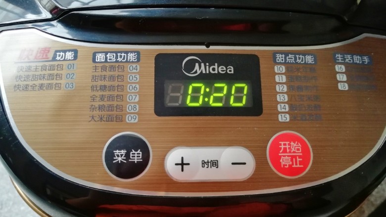燕麦全麦羊角包,启动面包机的“自动和面”程序,时间选择20分钟,20分钟以后检查面团的状态,根据面团的状态然后再选择“自动和面”10-20分钟。