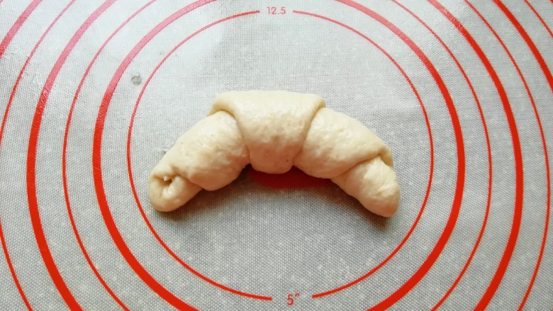燕麦全麦羊角包,从大头卷起,做成羊角包生胚。