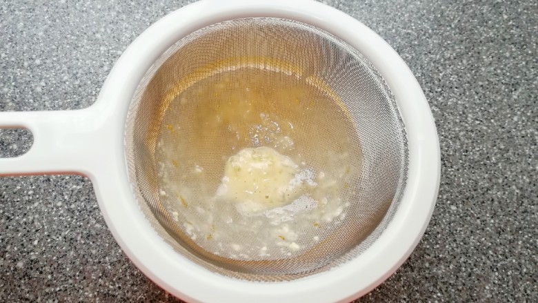 紫薯蛋挞,过一下筛滤出蛋筋和小面疙瘩,蛋挞液完成。