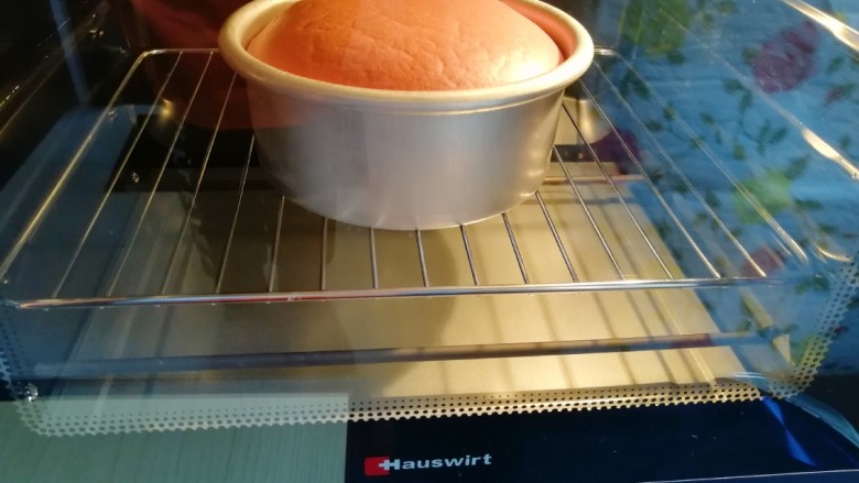 6寸红丝绒戚风蛋糕,15分钟以后，烤箱上下管转140度继续烤15分钟。