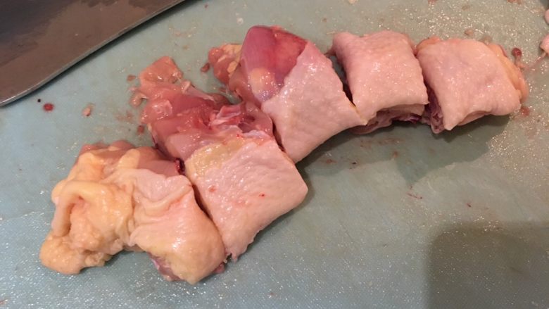 柠檬嫩鸡,两侧骨带少少的肉,剁成适当大小