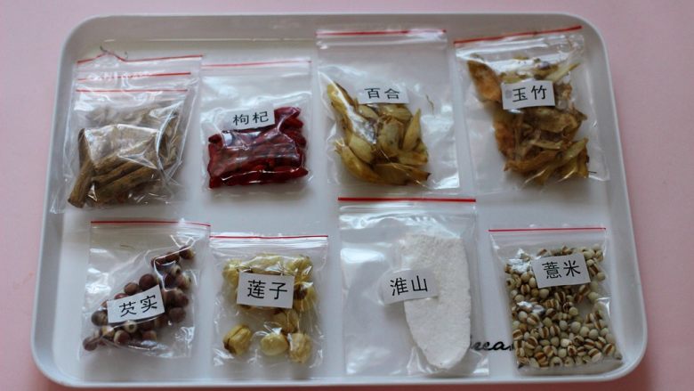 补气养血的清补凉鸡汤,准备炖鸡汤的调料,我今天还特意加了党参和沙参,特别适合气虚气血虚弱的人。