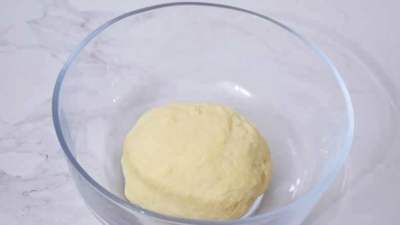 炼乳土司,把所有中种面团材料混合,揉成光滑的面团即可,盖上保鲜膜,放入冰箱冷藏发酵17小时,也可以头天晚上做好中种放入冰箱,第二天做面包