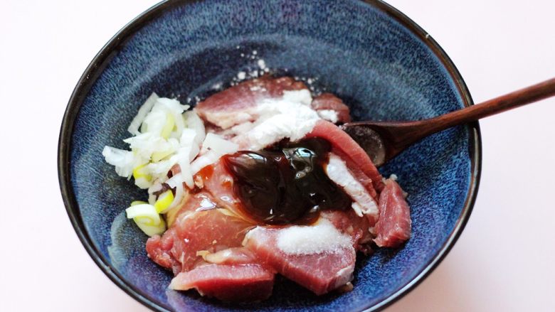 超爽的麻辣孜然烤肉串,所有的调料都加入以后,再把切丝的<a style='color:red;display:inline-block;' href='/shicai/ 3250'>葱</a>放到碗里面。