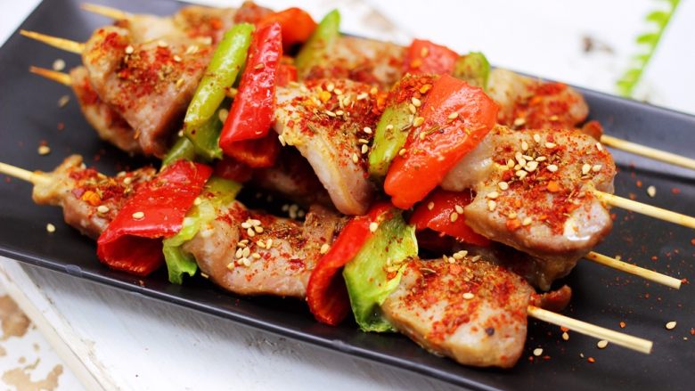 超爽的麻辣孜然烤肉串,哇咔咔,香味扑鼻又嫩滑的麻辣孜然肉串就烤好了,撒上适量的<a style='color:red;display:inline-block;' href='/shicai/ 678'>白芝麻</a>即可开始享用咯。