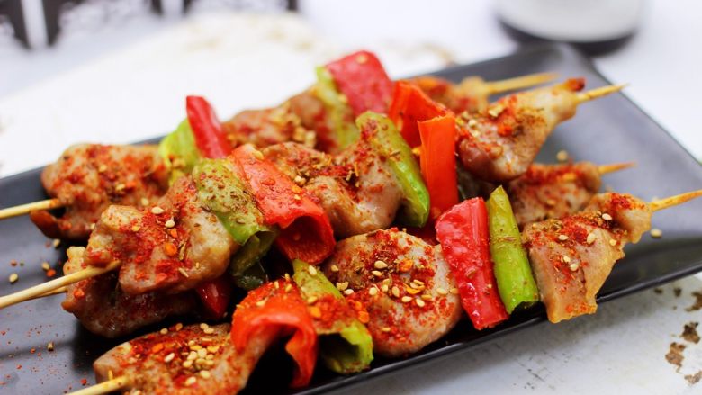 超爽的麻辣孜然烤肉串,我能说好吃到爆,香味直接馋哭我家邻居小孩。