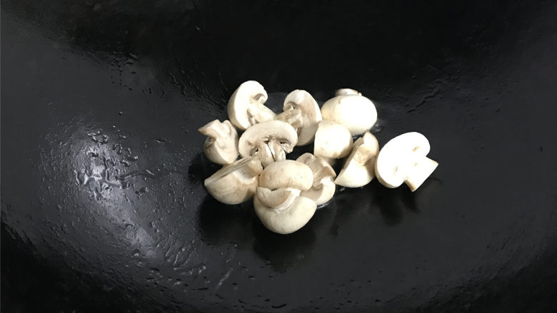 蘑菇汪丁鱼汤,把切好的蘑菇放入锅中煸炒一下,变软后盛出待用。