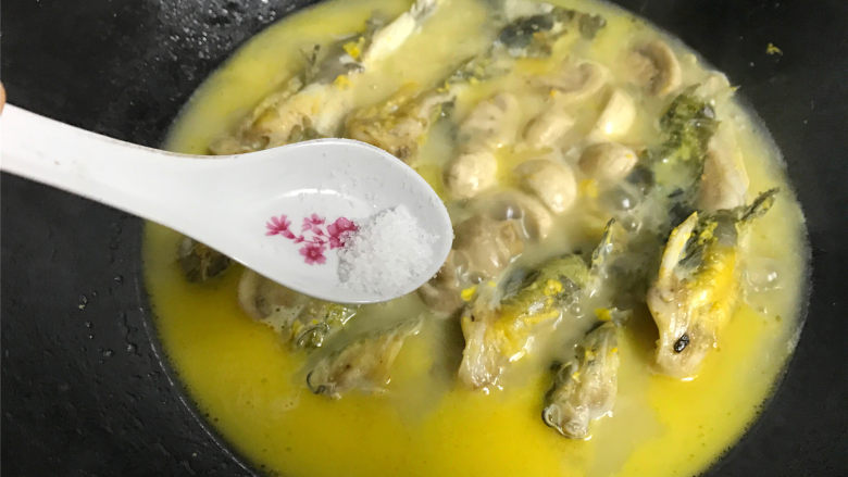 蘑菇汪丁鱼汤,然后把炒好的蘑菇一起放入锅中,煮开后加少许的盐调味