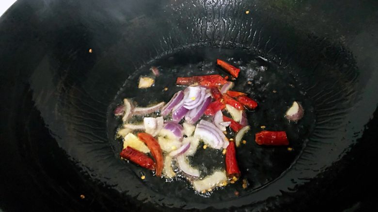 炝炒油菜苔,热锅中加油,洋葱、尖椒爆炒出香味。(油尽量少不仅能让本菜品健康,会为全天合理用油打下良好的基础)