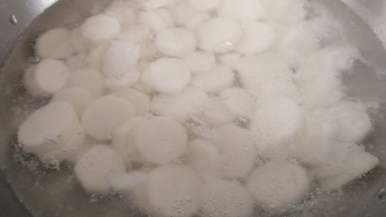 素炒山药核桃香茹,用开水焯一下。不要超过头,要保持脆嫩。