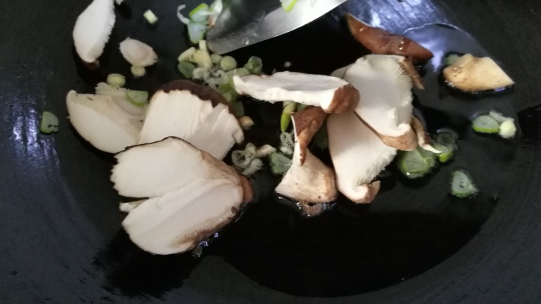 素炒山药核桃香茹,香菇片、葱花,小火慢慢炒。
