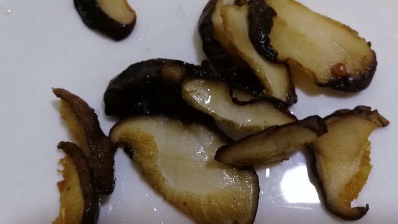 素炒山药核桃香茹,是香菇变色,把香菇夹出来,把锅内葱花扔掉。