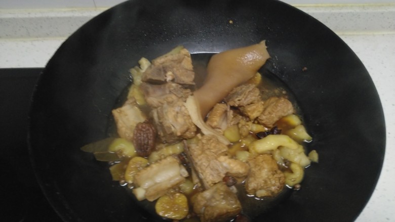 排骨炖冬瓜,再炖1分钟,关火。