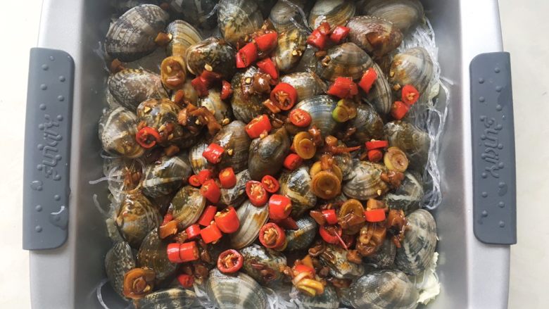 香辣花蛤粉丝,淋上调好的酱汁,模具表层包裹上锡纸,入烤箱烤30分钟